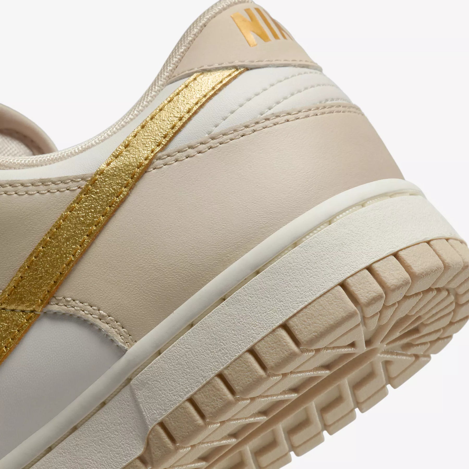 Nike Dunk Low - Phantom Metallic Gold - Artigo de grife